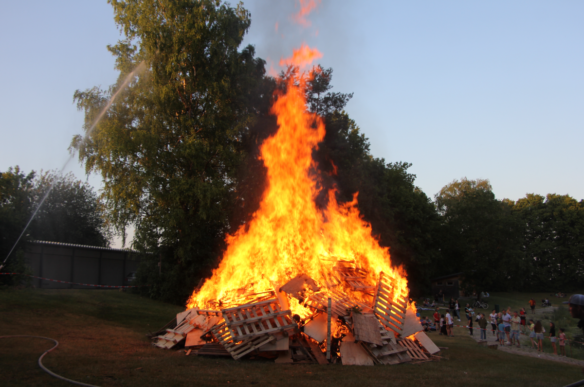 ne-neufahrn-sonnenwendfeuer-2023