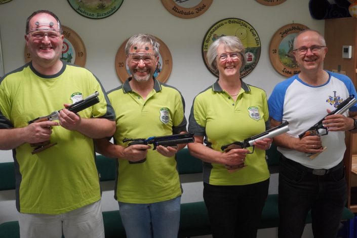 Deutsche Meisterschaft Schützen Hannover: Die qualifizierten Schützen Gertraud Thumann, Roland Schmid, Wolfgang Büchl und Hubert Bösl vor ihrem Start bei der DM in Hannover.
