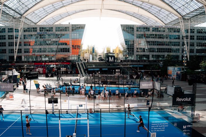 Padel-Spielerinnen und Padel-Spieler auf den Courts im MAC-Forum am Flughafen München