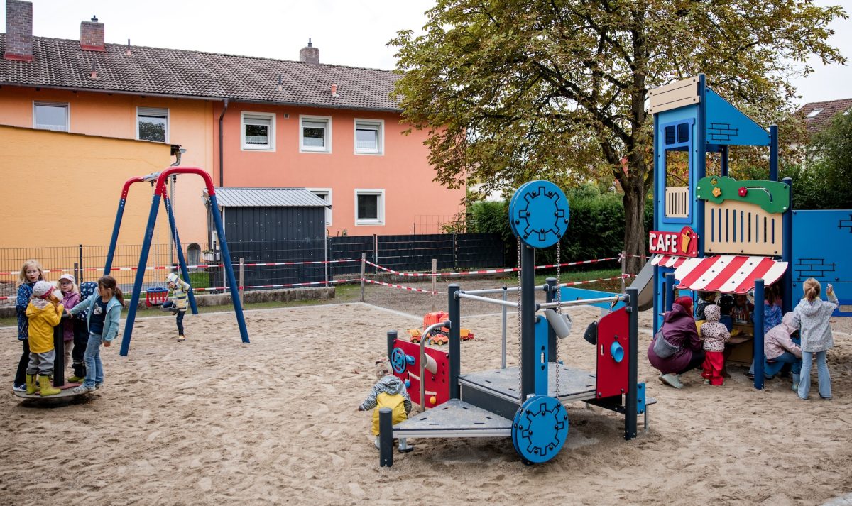 Neue Spielgeräte auf einem der erneuerten Spielplätze in Neufahrn am Freisinger Weg oder Jahnweg.