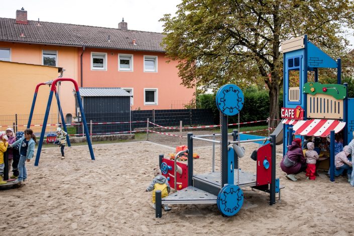 Neue Spielgeräte auf einem der erneuerten Spielplätze in Neufahrn am Freisinger Weg oder Jahnweg.
