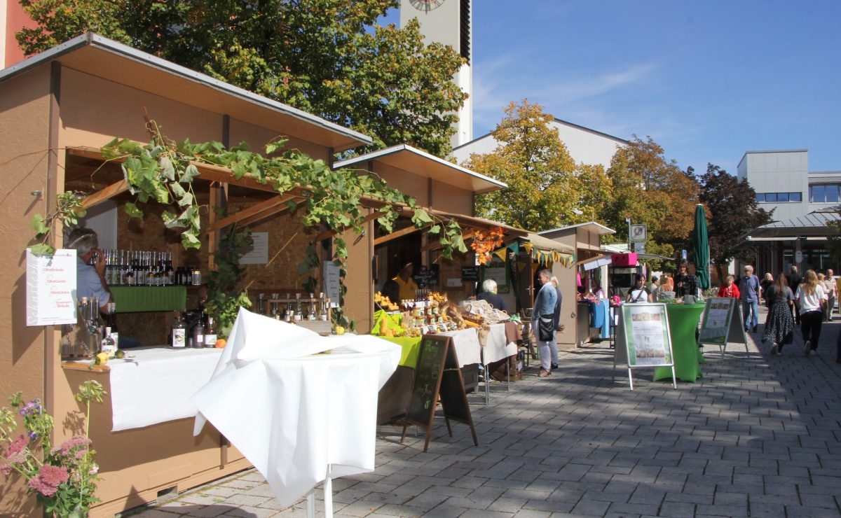 Herbstdult Neufahrn auf dem Marktplatz mit Marktständen, Besuchern und Stadtradeln-Ehrung