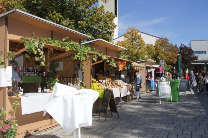 Herbstdult Neufahrn auf dem Marktplatz mit Marktständen, Besuchern und Stadtradeln-Ehrung