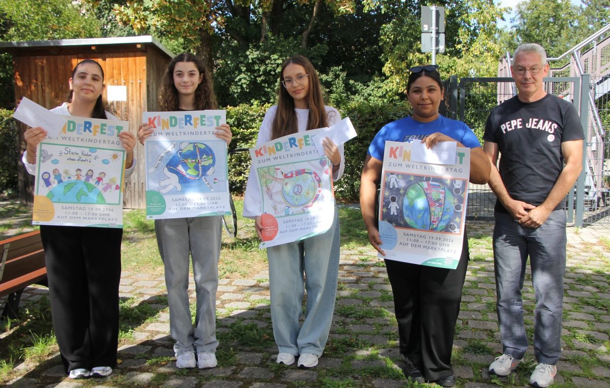 Schülerinnen der Jo-Mihaly-Mittelschule wurden von Schulreferent Christopher Aichinger für ihren Plakatentwurf ausgezeichnet.