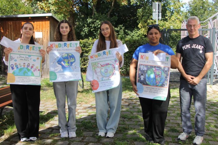 Schülerinnen der Jo-Mihaly-Mittelschule wurden von Schulreferent Christopher Aichinger für ihren Plakatentwurf ausgezeichnet.