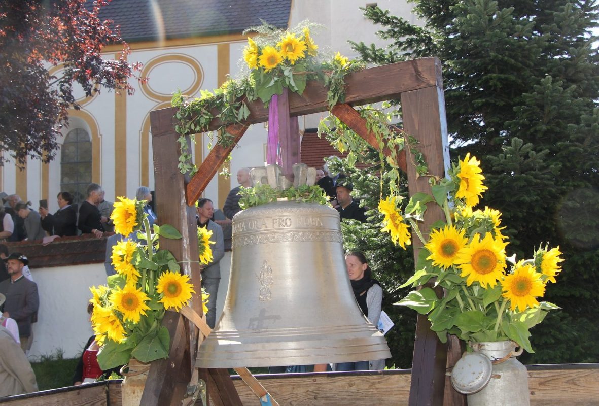 Marienglocke Massenhausen bei der feierlichen Weihe vor der Kirche
