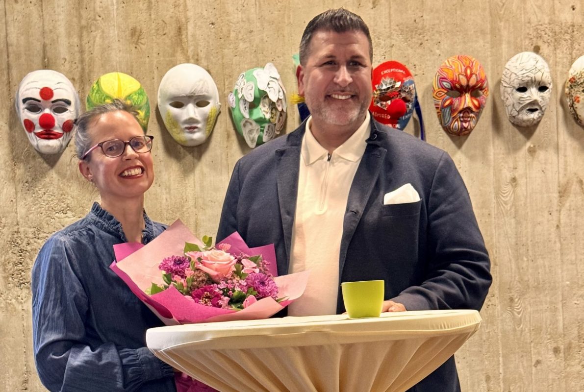 Bürgermeister Ozan Iyibas bei der Ausstellung Menschenbilder Neufahrn