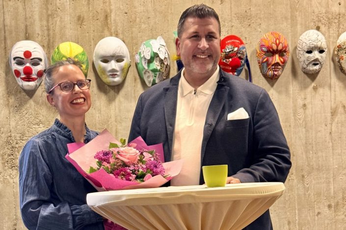 Bürgermeister Ozan Iyibas bei der Ausstellung Menschenbilder Neufahrn