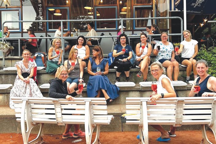 Teilnehmerinnen des Ladies Tennis Meetup beim TC Blau-Weiß Neufahrn.