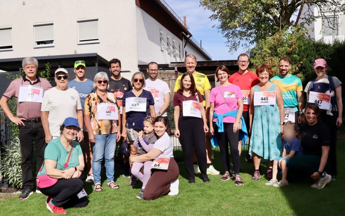 Neufahrner Spendenlauf Rett-Forschung mit Teilnehmern und Startnummern
