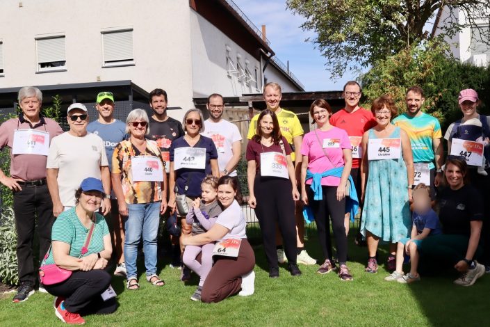 Neufahrner Spendenlauf Rett-Forschung mit Teilnehmern und Startnummern